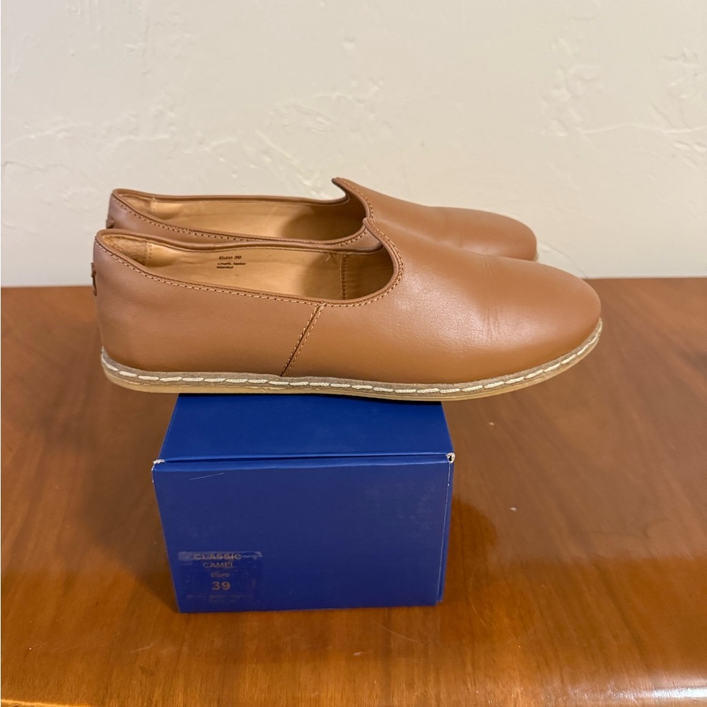 Charix all leather flats size 39 or 8.5 like new condition
